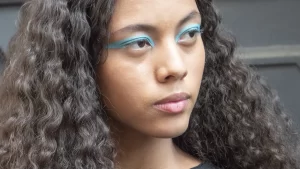 Denim blauwe oogmake-up voor lente zomer 2023