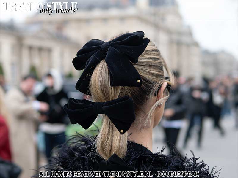 Streetstyle bij Chanel. Haaraccessoires