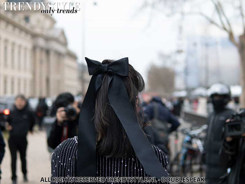 Streetstyle bij Chanel. Haaraccessoires