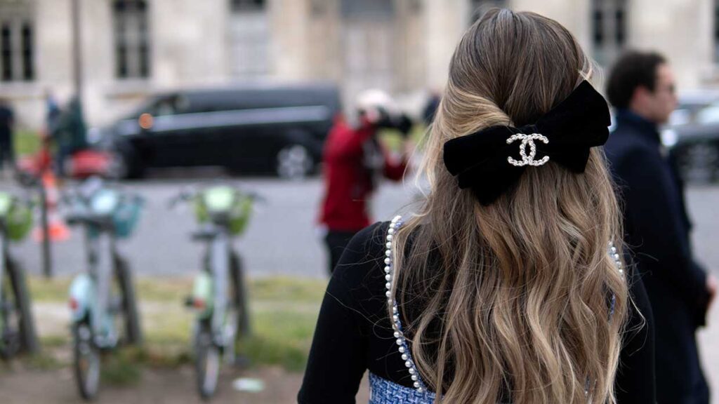 Streetstyle bij Chanel. Haaraccessoires