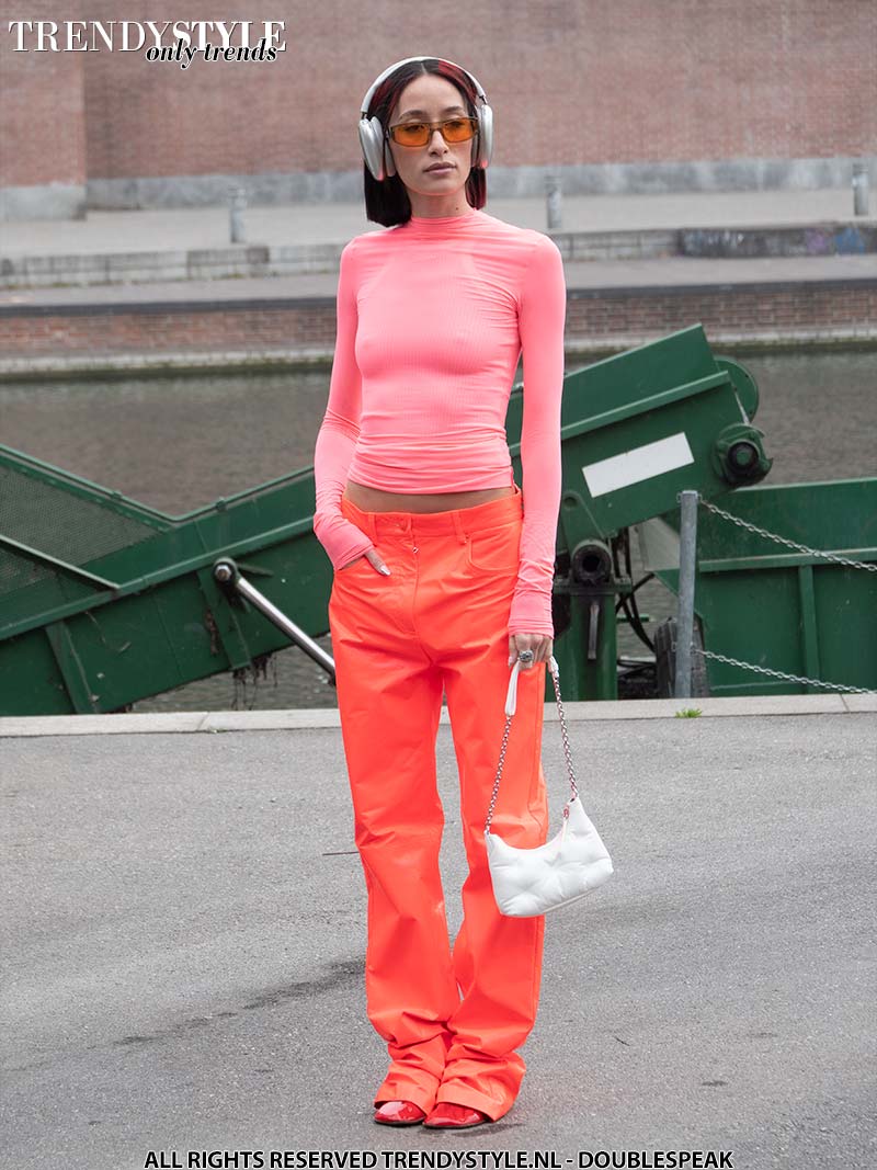 Streetstyle mode zomer 2023. Felle kleuren en mesh truitje