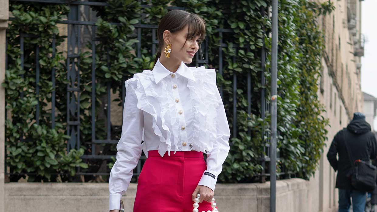 De witte blouse in de streetstyle mode 2023