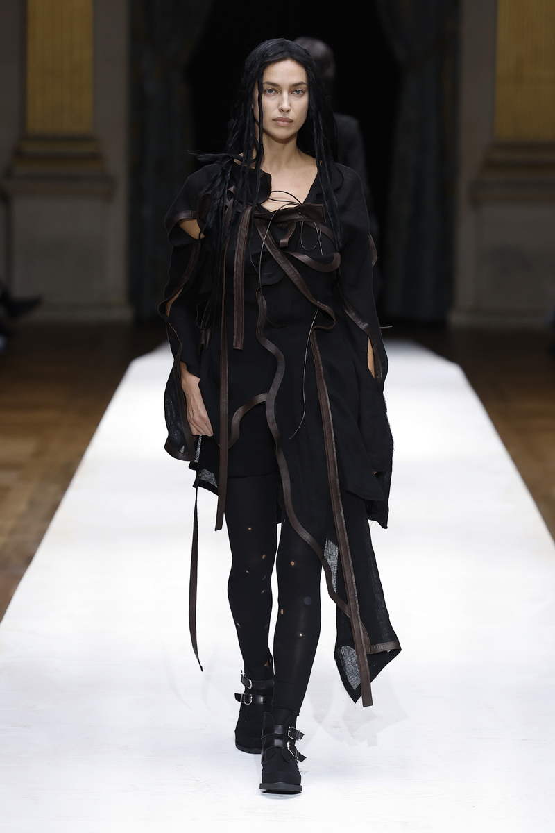 Yohji Yamamoto vrouw zomer 2024 - Photo Courtesy of Yohji Yamamoto