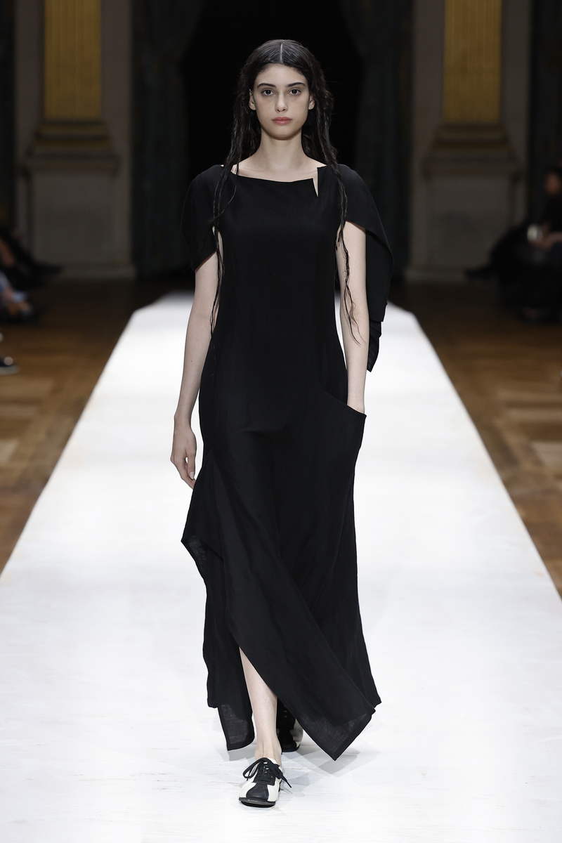 Yohji Yamamoto vrouw zomer 2024 - Photo Courtesy of Yohji Yamamoto