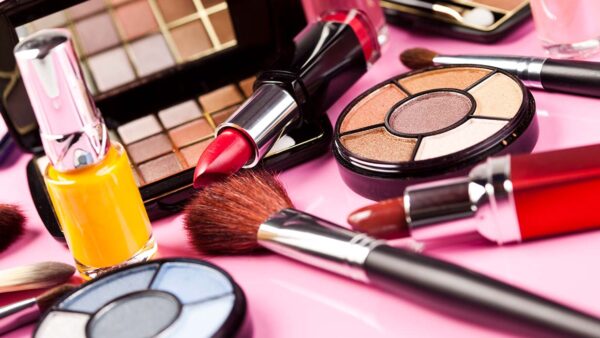 Waarom je je make-up en nagellak regelmatig moet verversen
