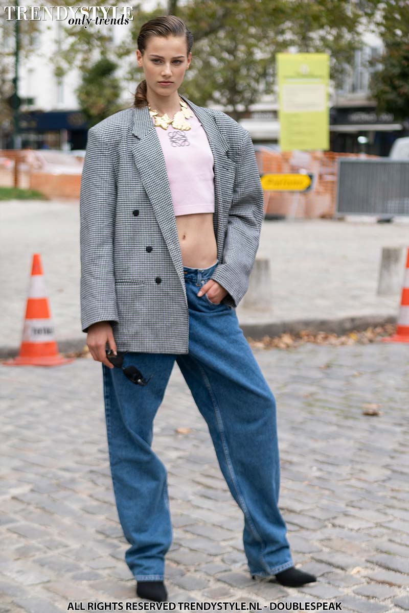 Streetstyle look model off-duty bij Loewe in Parijs.