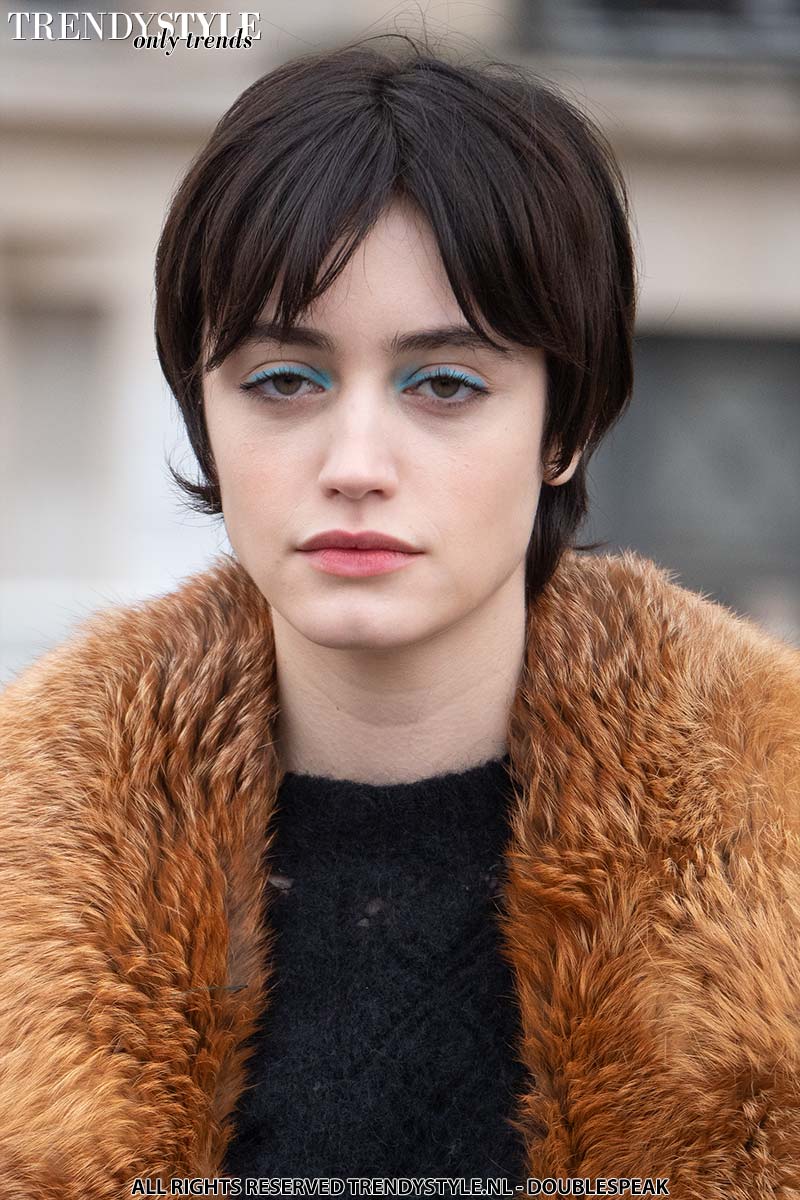 Blauwe oogschaduw bij Chanel voor herfst winter 2024 2025. Model Kim Schell