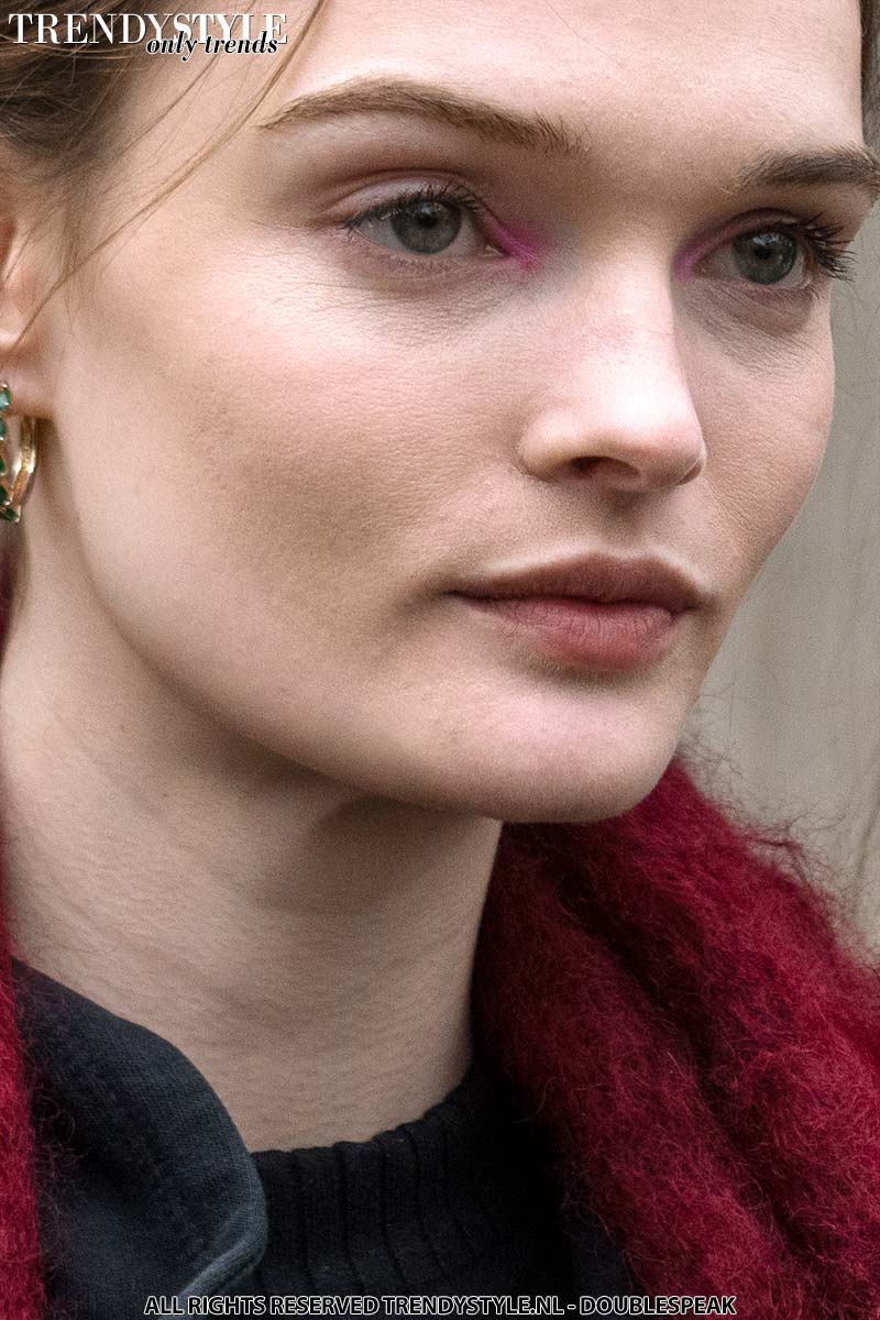 Roze oogschaduw bij Chanel voor herfst winter 2024 2025. Model Lulu Tenney