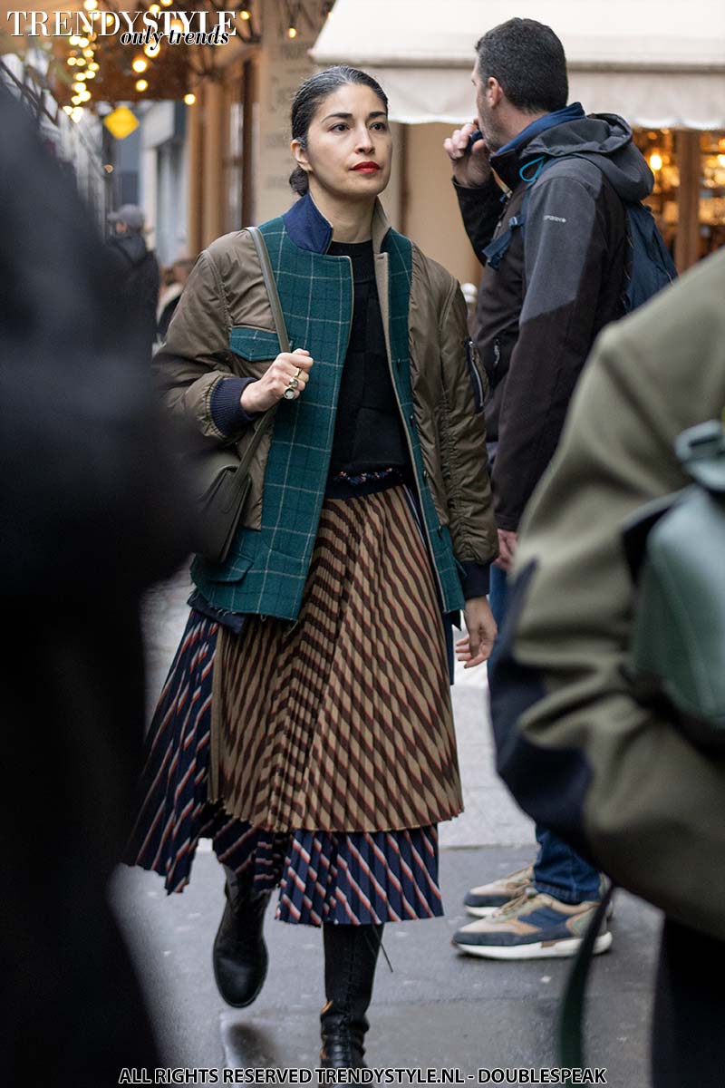 Streetstyle. Deze modejournalisten hebben een unieke kledingstijl. Op deze foto Caroline Issa. Foto Charlotte Mesman