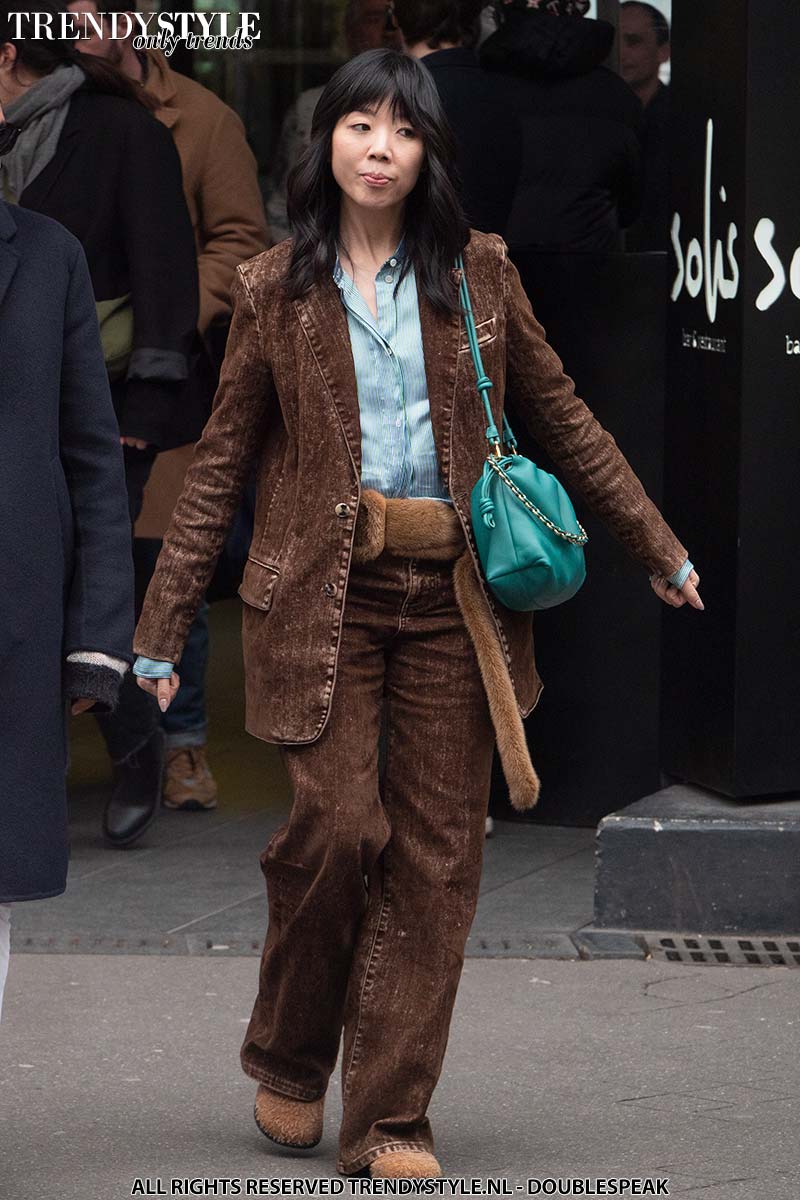 Streetstyle. Deze modejournalisten hebben een unieke kledingstijl. Op deze foto Susanna Lau. Foto Charlotte Mesman