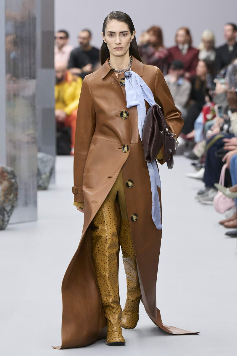 Acne Studios Vrouw herfst winter 2025 2026 - Photo courtesy of Acne Studios