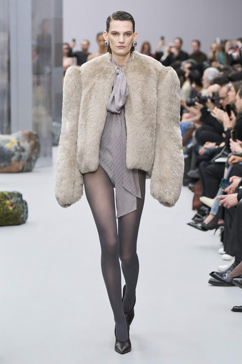 Acne Studios Vrouw herfst winter 2025 2026 - Photo courtesy of Acne Studios