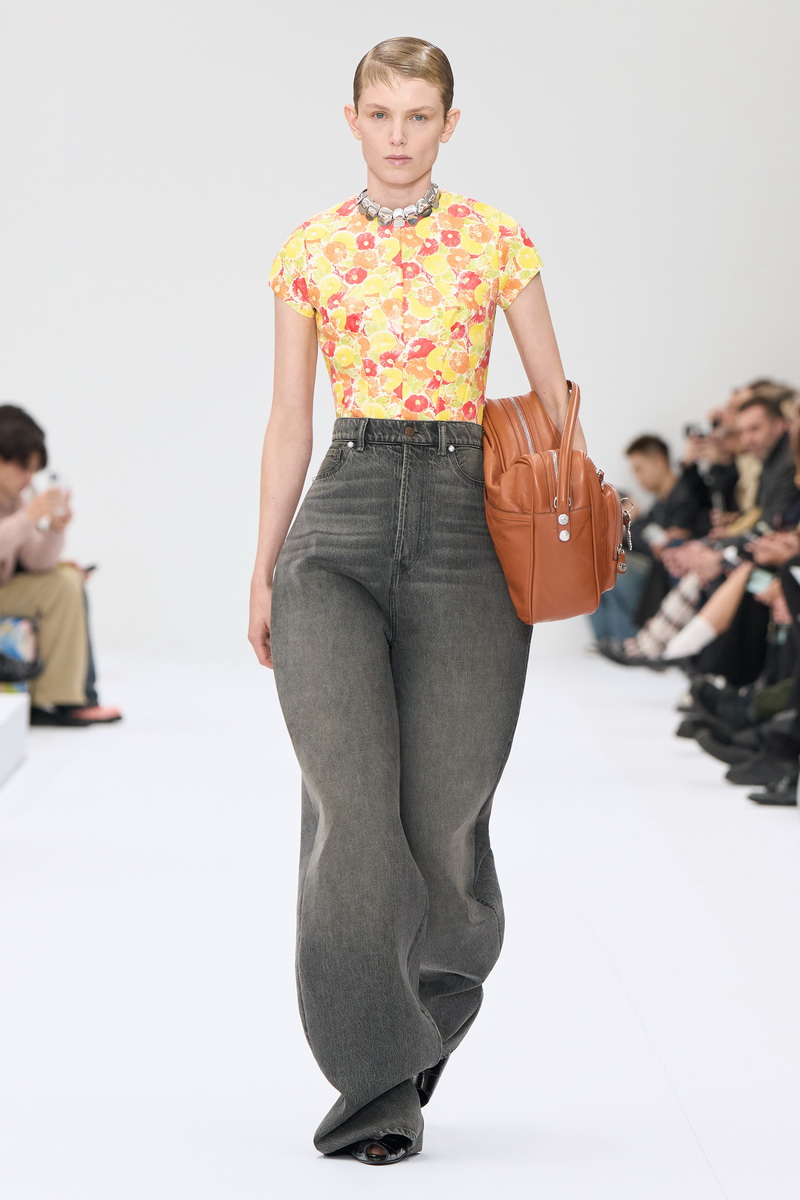 Acne Studios lente zomer 2025: surrealistisch thuis op de catwalk. Photo courtesy of Acne Studios