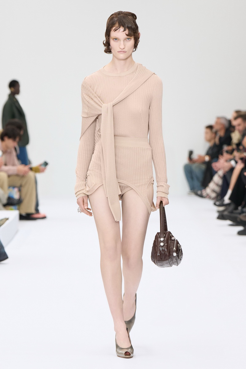 Acne Studios lente zomer 2025: surrealistisch thuis op de catwalk. Photo courtesy of Acne Studios