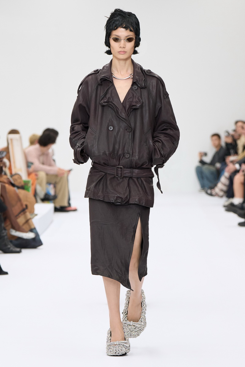Acne Studios lente zomer 2025: surrealistisch thuis op de catwalk. Photo courtesy of Acne Studios