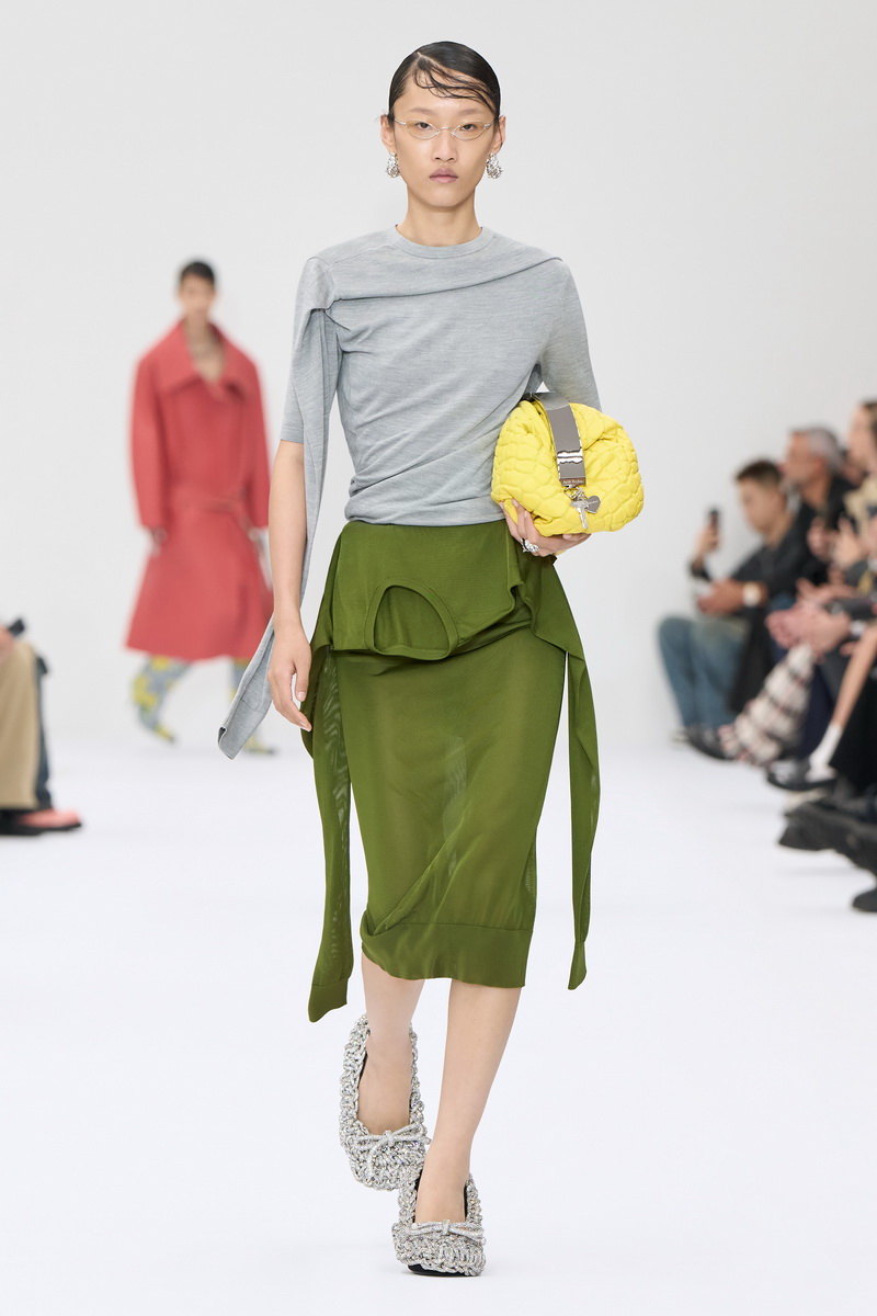 Acne Studios lente zomer 2025: surrealistisch thuis op de catwalk. Photo courtesy of Acne Studios