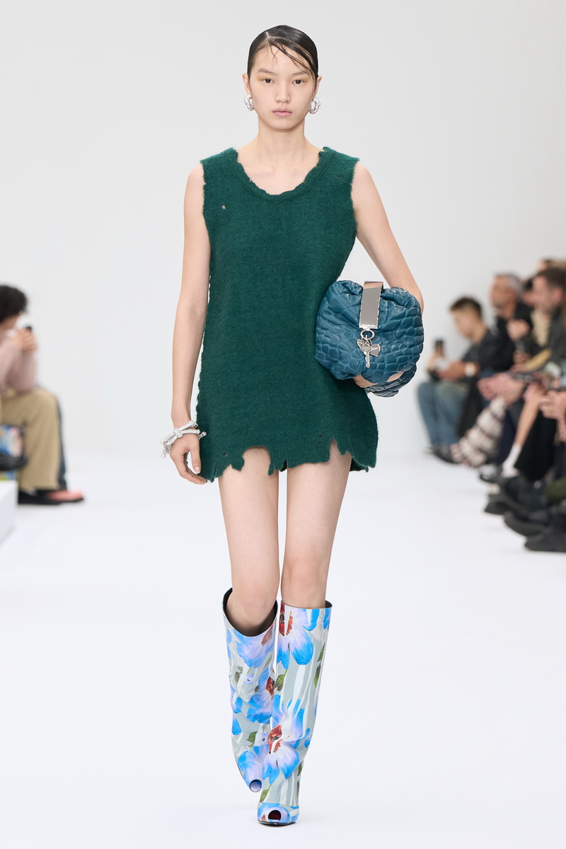 Acne Studios lente zomer 2025: surrealistisch thuis op de catwalk. Photo courtesy of Acne Studios