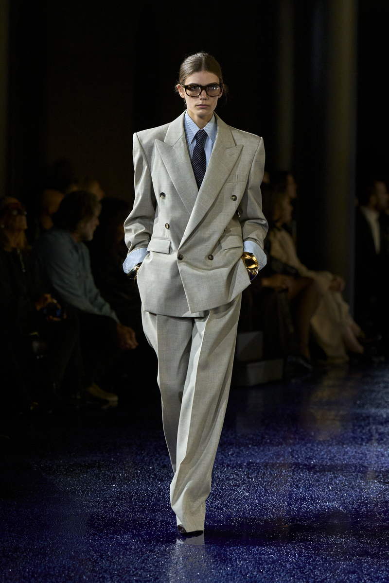 Saint Laurent lente zomer 2025: de vrouw van nu volgens Anthony Vaccarello. Photo courtesy of Saint Laurent