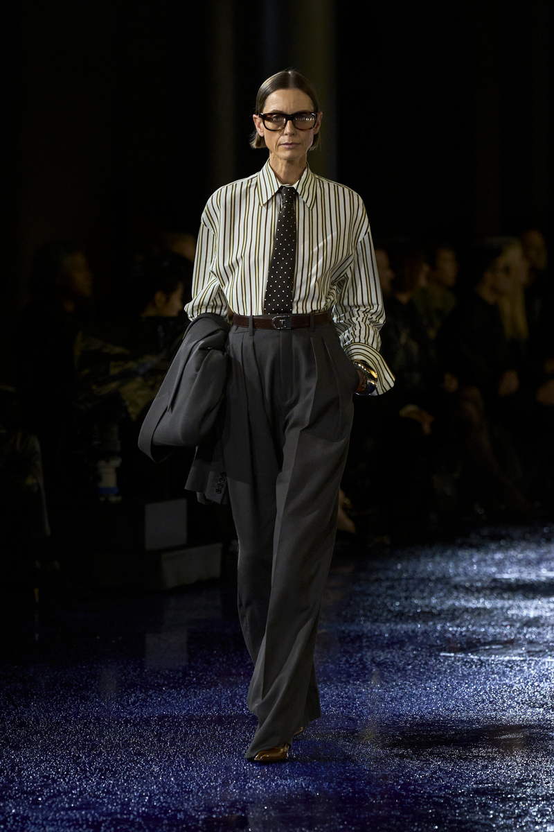 Saint Laurent lente zomer 2025: de vrouw van nu volgens Anthony Vaccarello. Photo courtesy of Saint Laurent