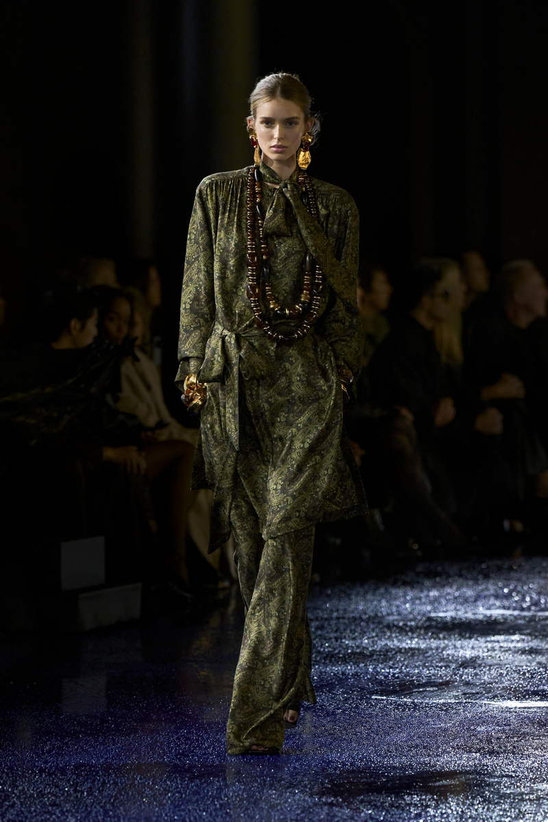 Saint Laurent lente zomer 2025: de vrouw van nu volgens Anthony Vaccarello. Photo courtesy of Saint Laurent
