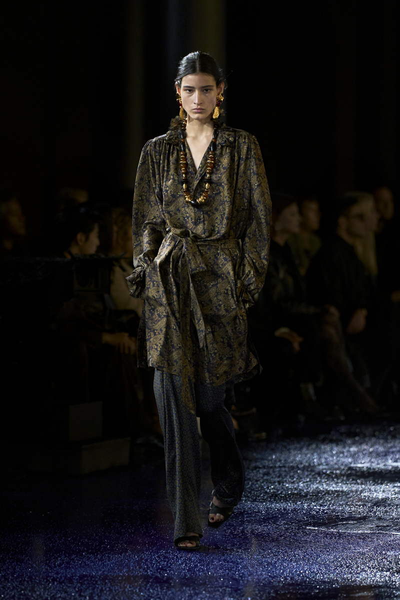 Saint Laurent lente zomer 2025: de vrouw van nu volgens Anthony Vaccarello. Photo courtesy of Saint Laurent