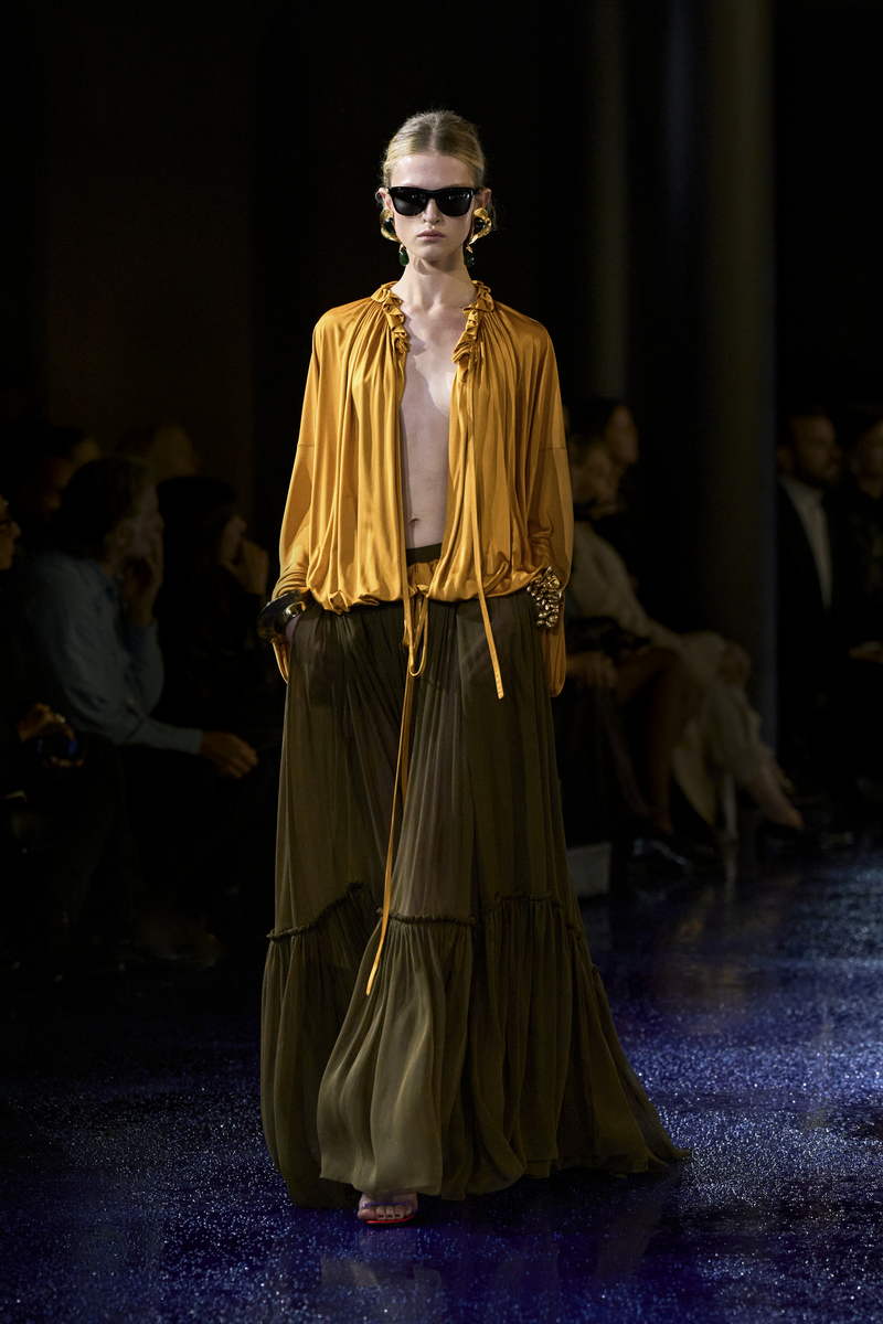 Saint Laurent lente zomer 2025: de vrouw van nu volgens Anthony Vaccarello. Photo courtesy of Saint Laurent