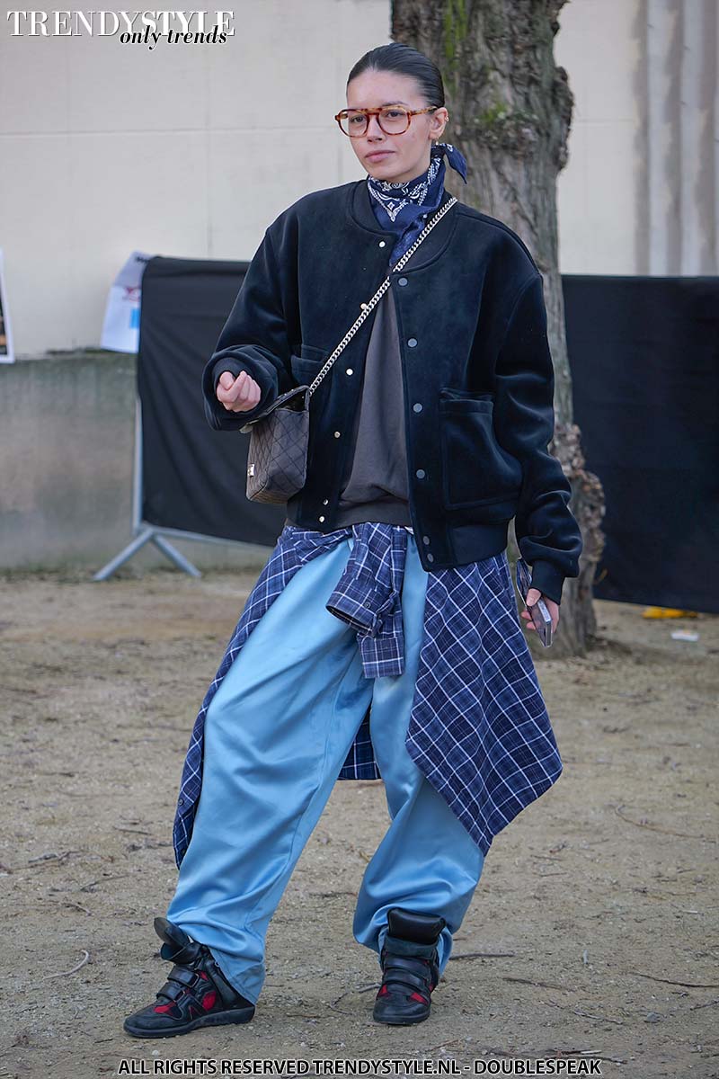 Model off-duty: een lesje in streetwear stylen. Photo Charlotte Mesman