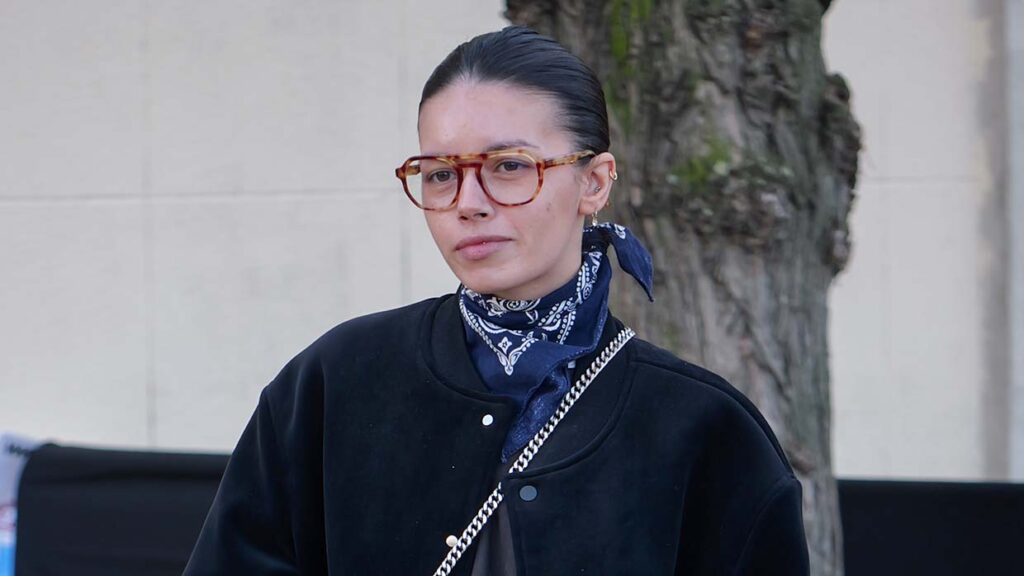 Model off-duty: een lesje in streetwear stylen. Photo Charlotte Mesman