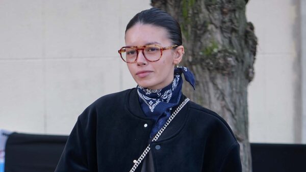 Model off-duty: een lesje in streetwear stylen. Photo Charlotte Mesman