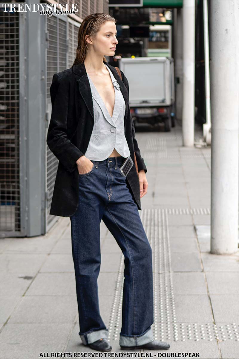 We love it. Model style: minimalisme met impact op z’n Parijs. Foto ADVERSUS