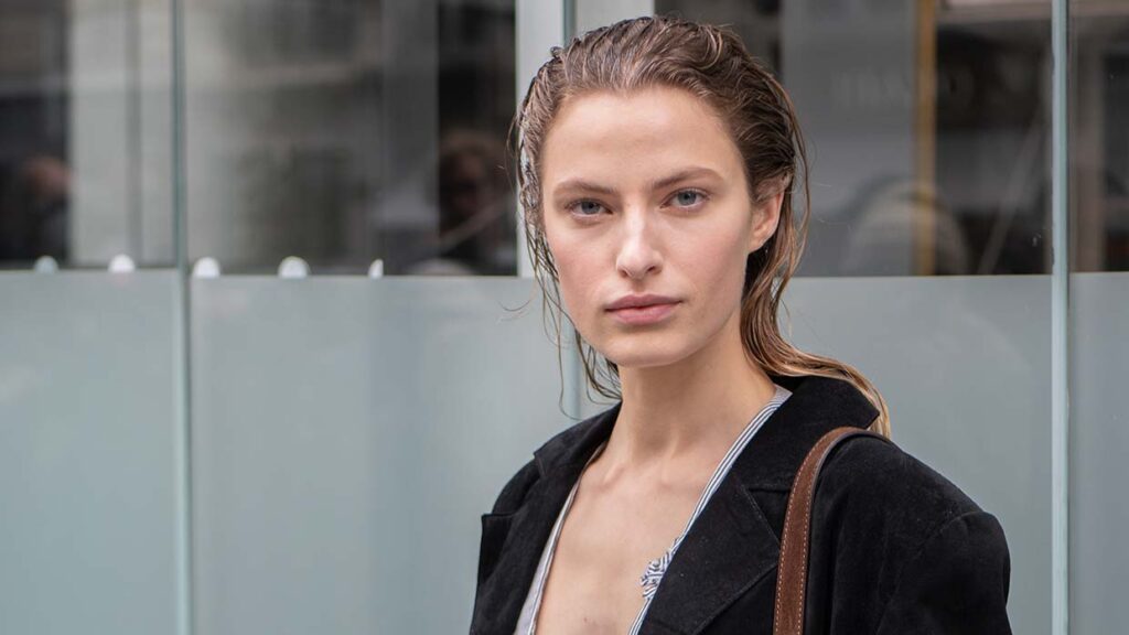 We love it. Model style: minimalisme met impact op z’n Parijs. Foto ADVERSUS