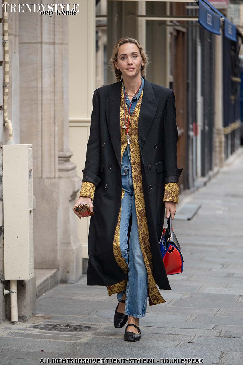 Denim, maar dan anders: deze Paris Fashion Week-look is pure inspiratie. Foto Charlotte Mesman