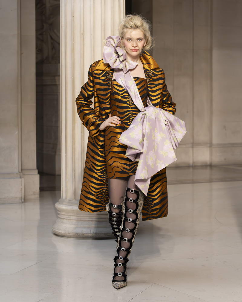 Nina Ricci herfst/winter 2026-2027: paleis en festival in één modecollectie. Photo courtesy of Nina Ricci