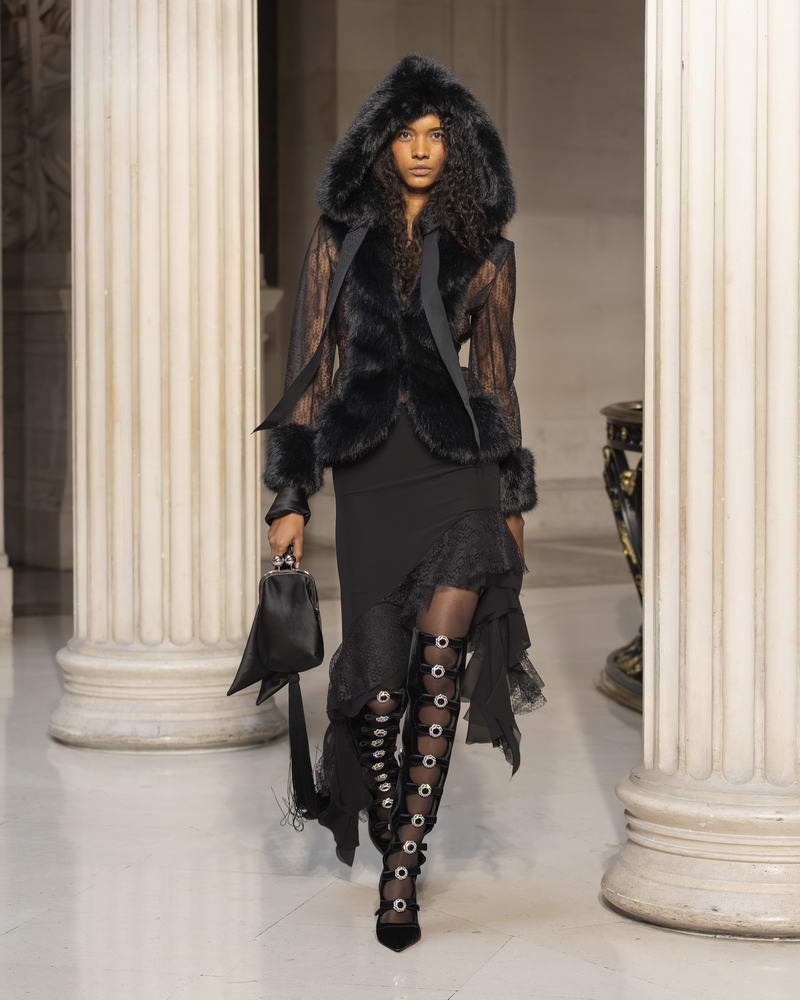 Nina Ricci herfst/winter 2026-2027: paleis en festival in één modecollectie. Photo courtesy of Nina Ricci